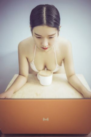 欧美比基尼泳装大赛_高清动漫免费观看